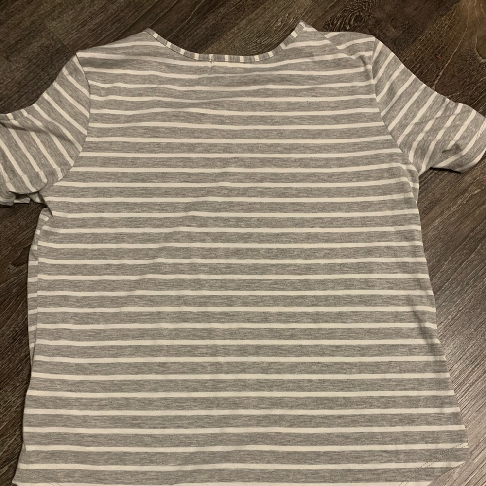 Simply southern shirt. Size:Large. It has cut outs on the shoulders. Grey/white